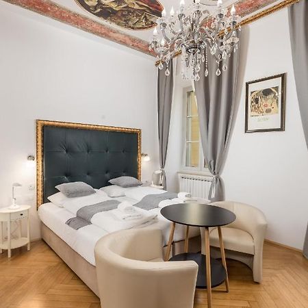 Apartments Art Teatro Рийека Екстериор снимка