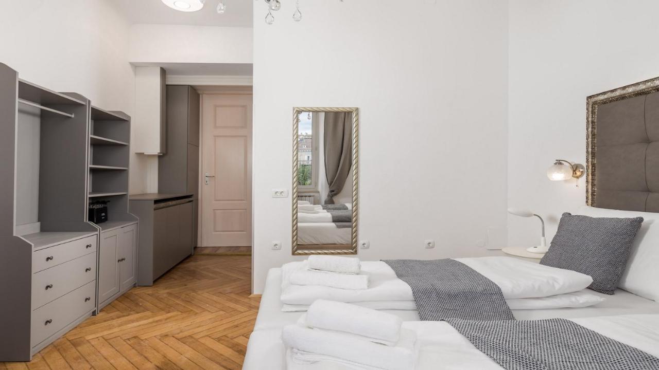 Apartments Art Teatro Рийека Екстериор снимка
